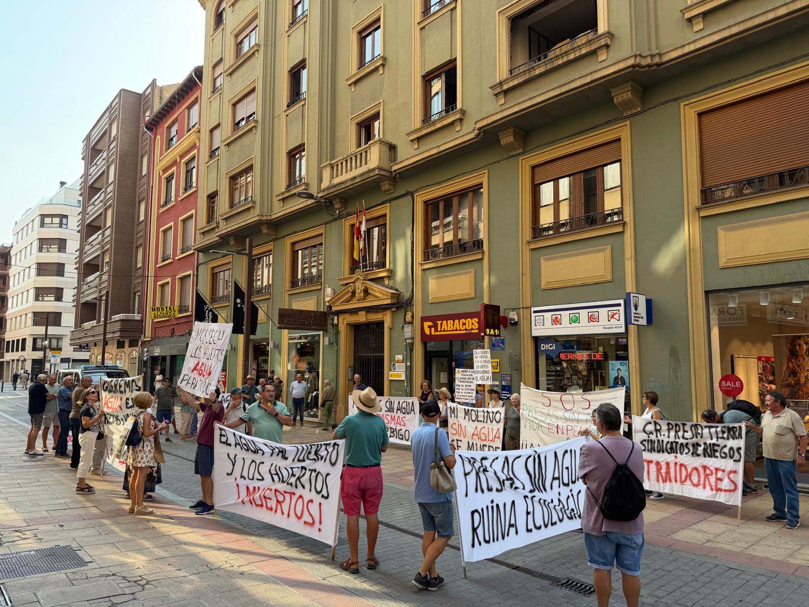 La concentración de los regantes del Órbigo frente a la CHD, en imágenes 