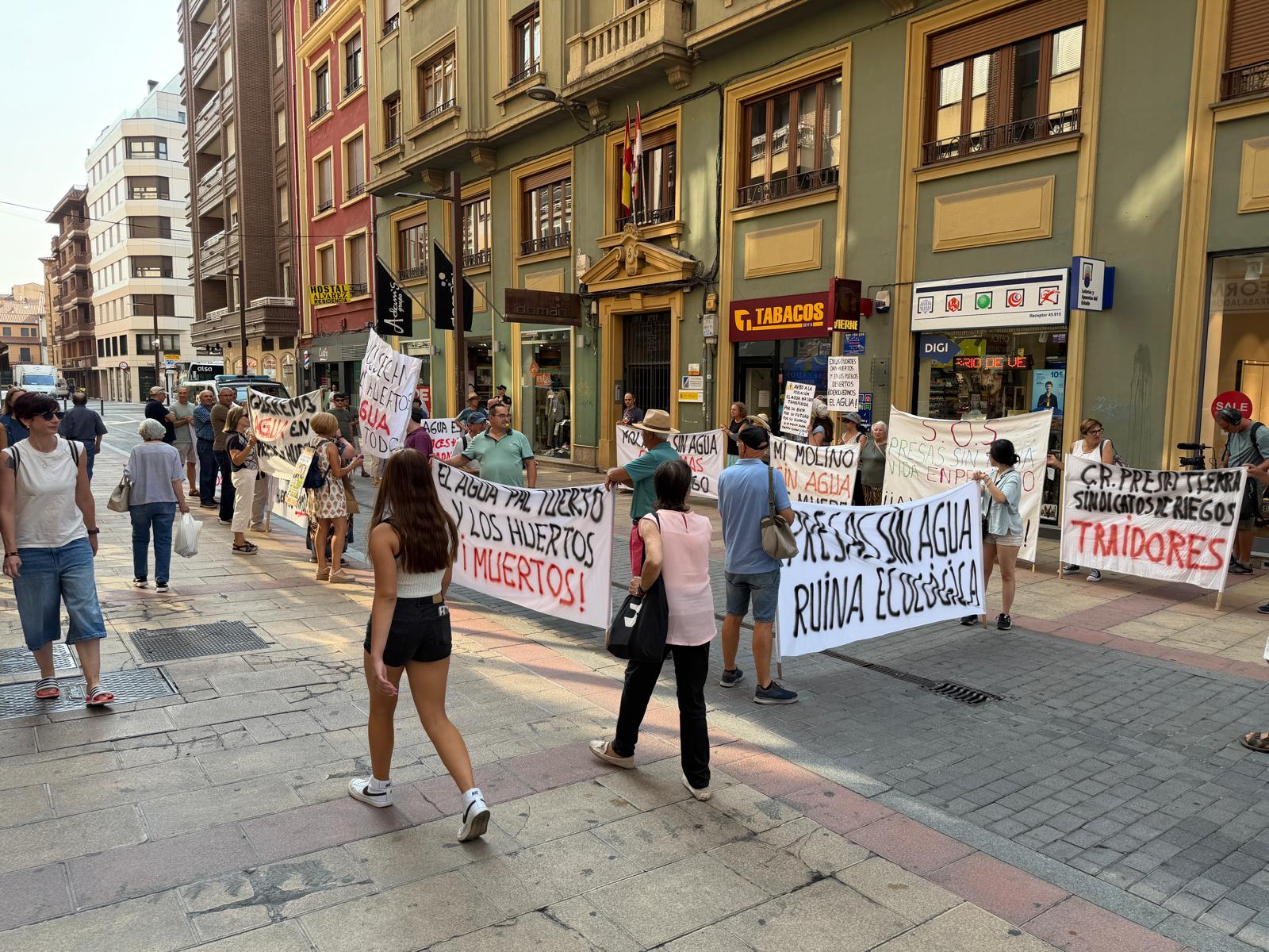 La concentración de los regantes del Órbigo frente a la CHD, en imágenes 