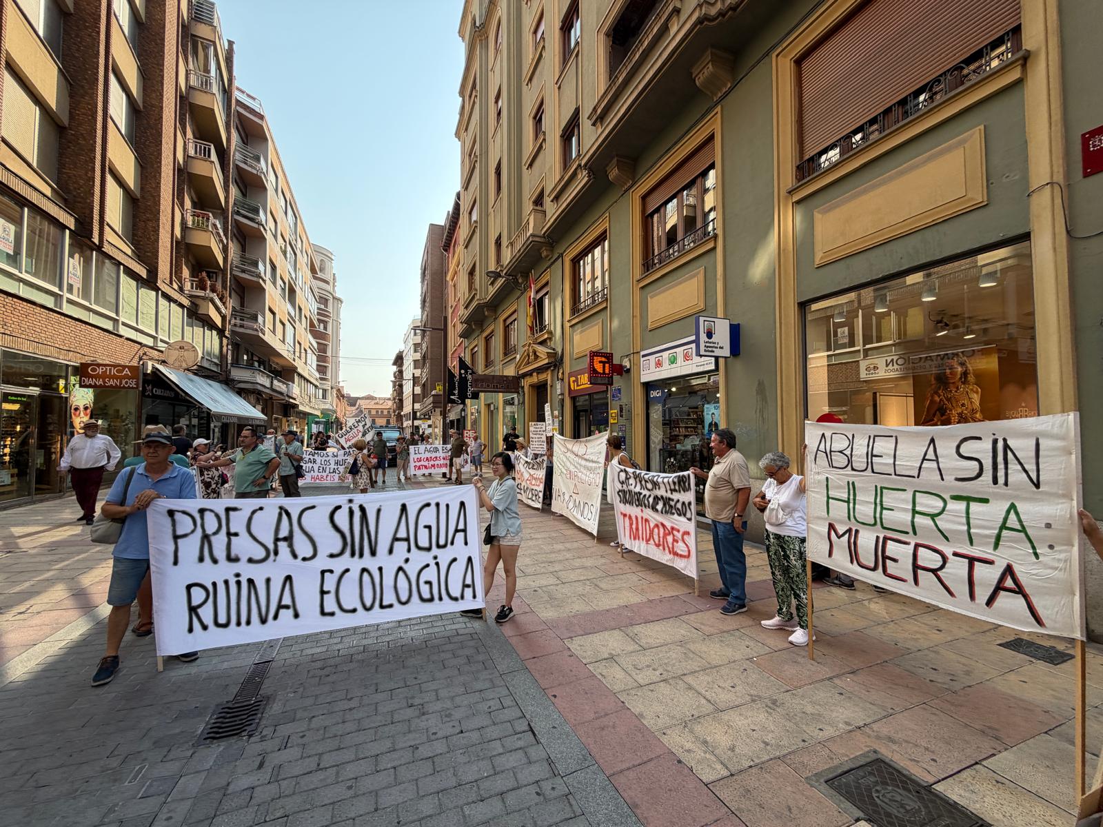 La concentración de los regantes del Órbigo frente a la CHD, en imágenes 