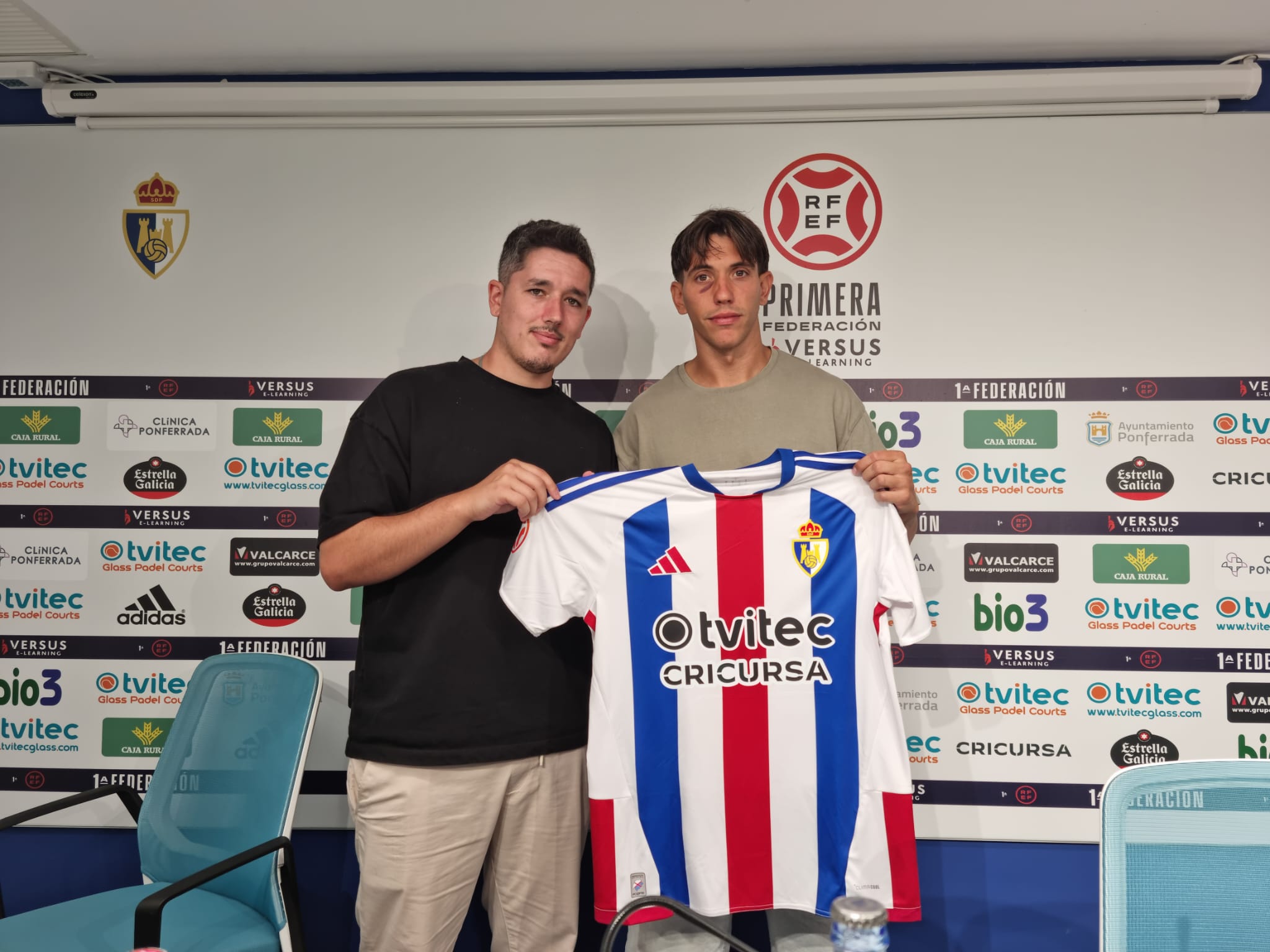 Aleix Roig durante su presentación con la Ponferradina en El Toralín junto a Jesús Fernández. RAÚL FERNÁNDEZ Aleix Roig durante su presentación con la Ponferradina en El Toralín junto a Jesús Fernández. RAÚL FERNÁNDEZ