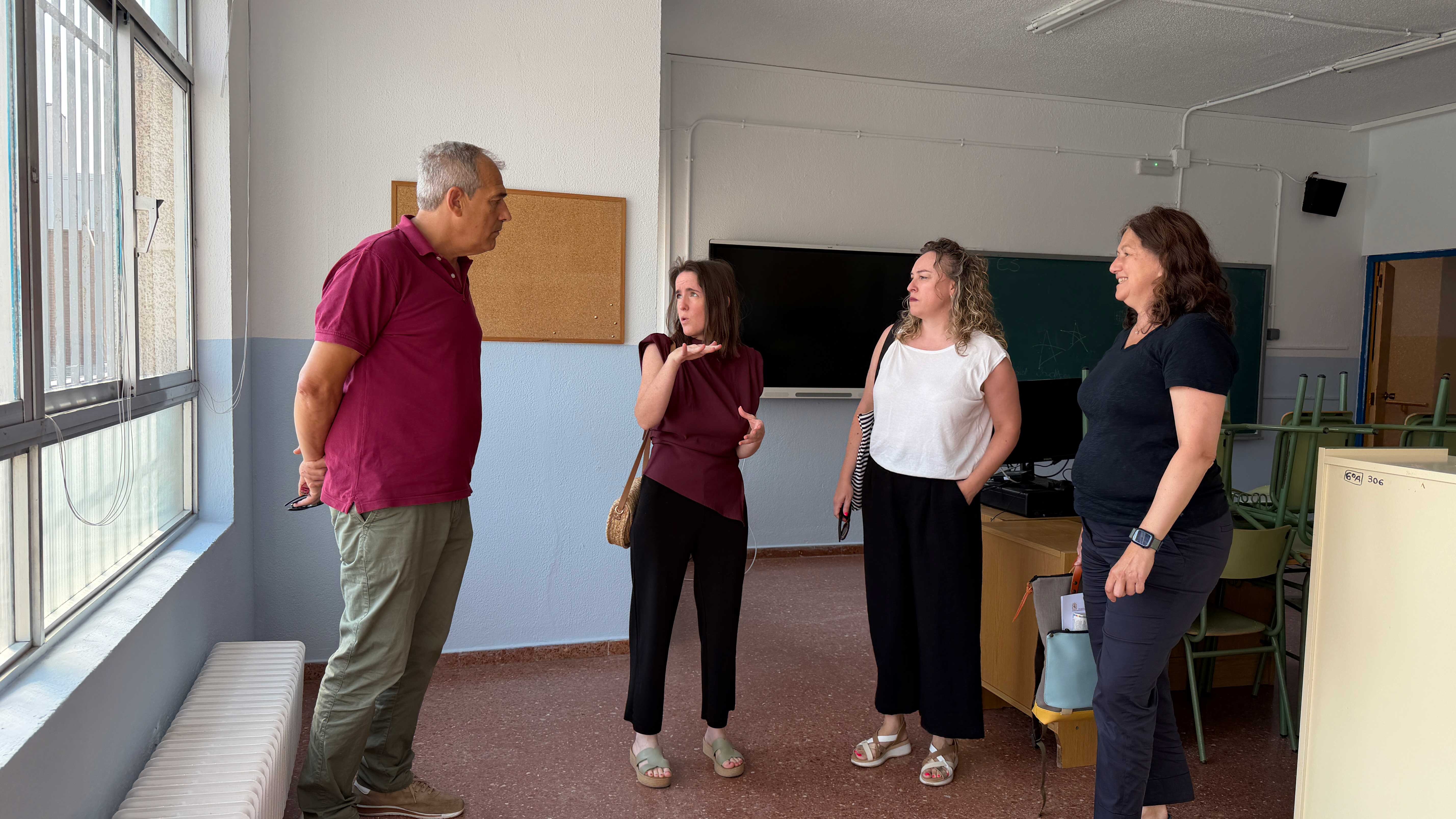 El alcalde en funciones, Vicente Canuria, ha visitado los centros educativos de la ciudad. | L.N.C.