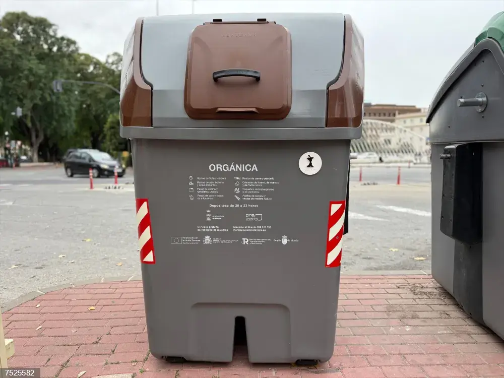Imagen de un contenedor marrón en otra ciudad española | AYUNTAMIENTO DE MURCIA Imagen de un contenedor marrón en otra ciudad española | AYUNTAMIENTO DE MURCIA