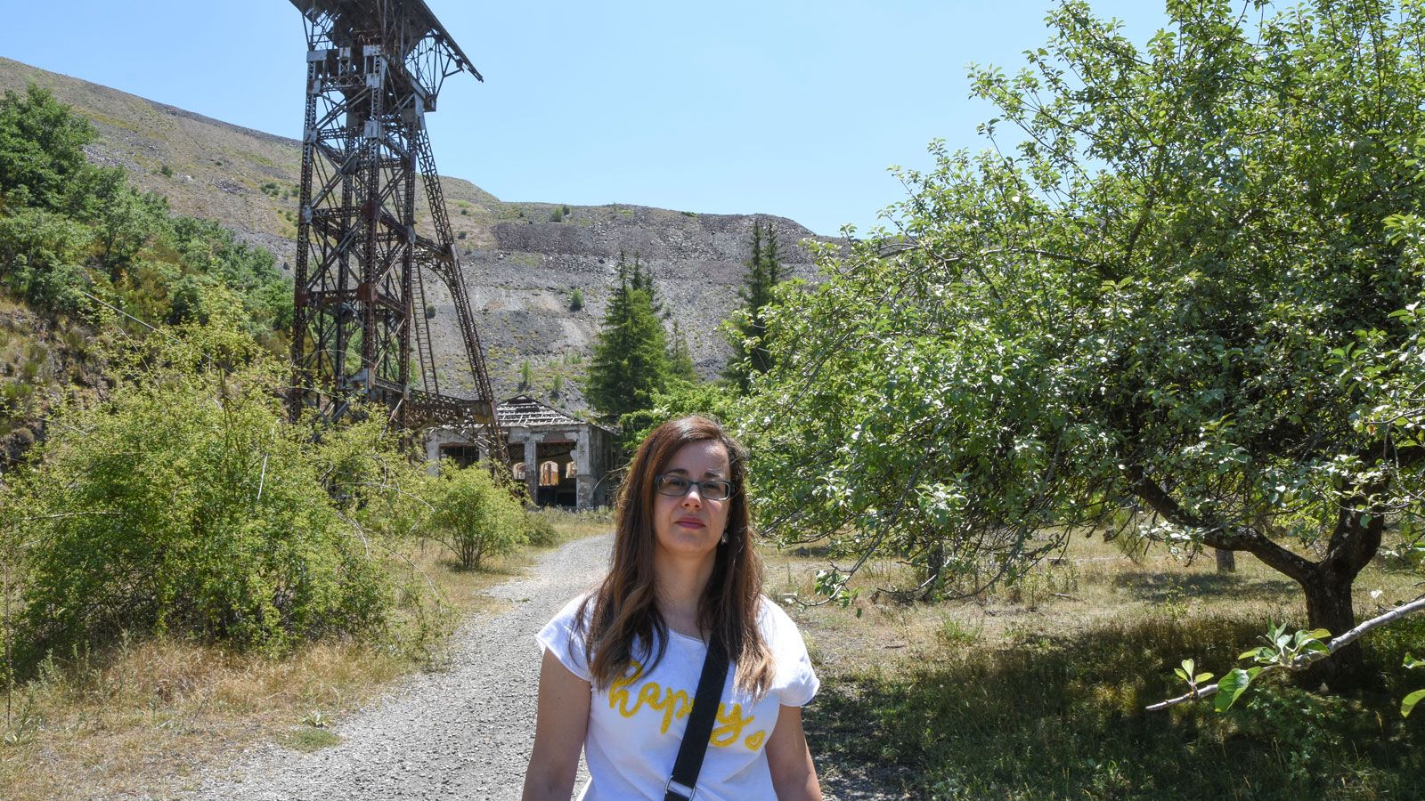 La escritora de Santa Lucía de Gordón, Noemí Sabugal, autora de la obra ‘Hijos del carbón’ en una visita al pozo Ibarra de Ciñera de Gordón. | CEDIDA