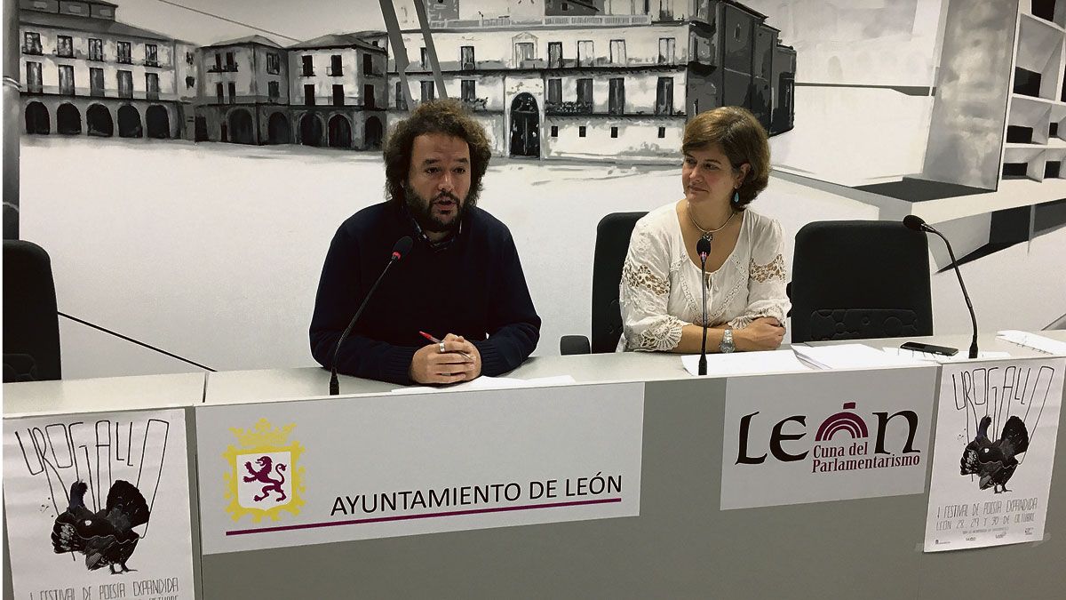 Carlos Ordás y Margarita Torres durante la presentación.| CÉSAR Carlos Ordás y Margarita Torres durante la presentación.| CÉSAR