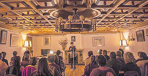 Un momento de la presentación del libro de poemas de Carmen Martínez.