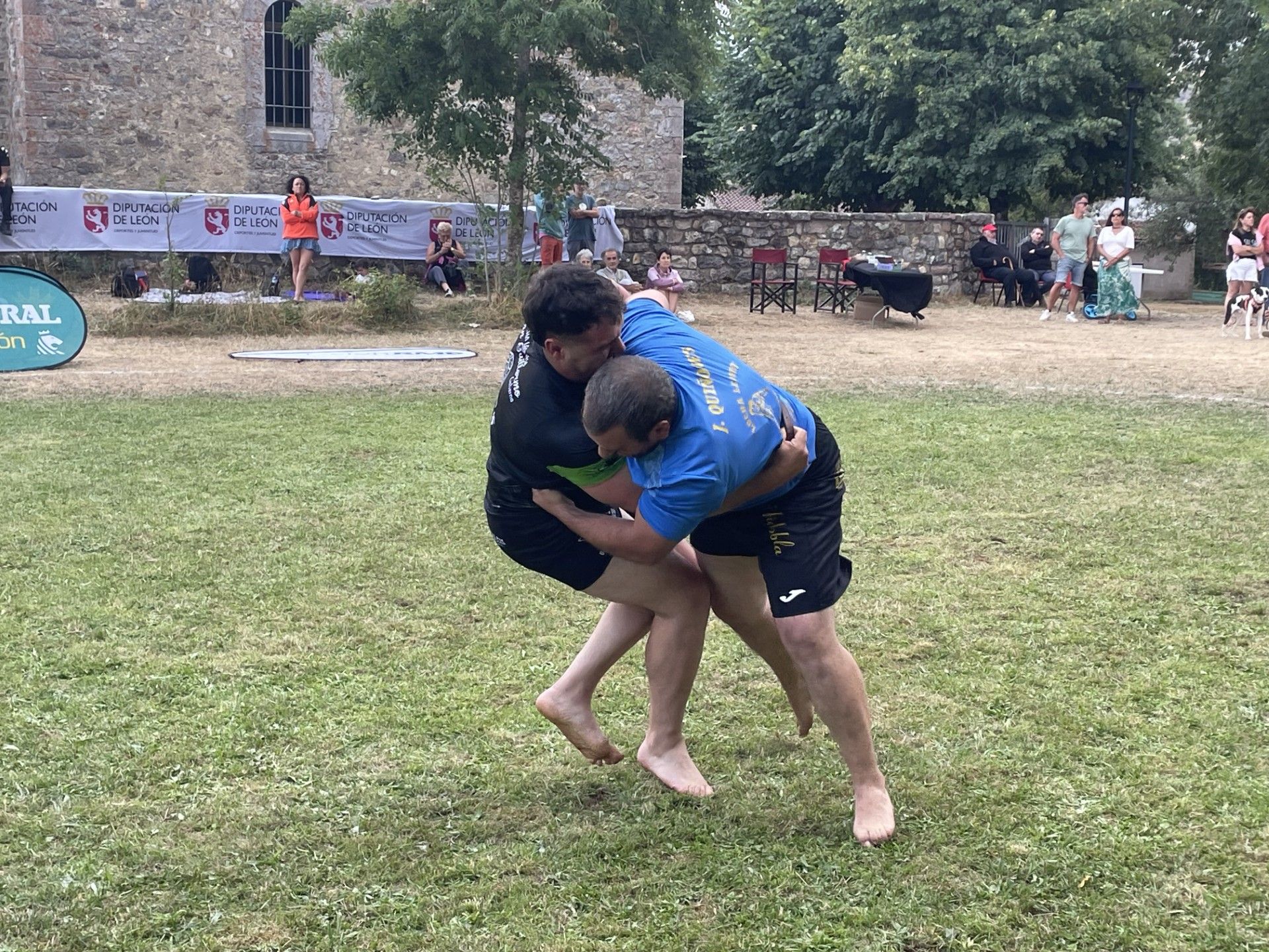 Pedro Alvarado le remontó en 3 segundos el combate a Jesús Quiñones, que se le había adelantado en esta caída / F. FERNÁNDEZ Pedro Alvarado le remontó en 3 segundos el combate a Jesús Quiñones, que se le había adelantado en esta caída / F. FERNÁNDEZ