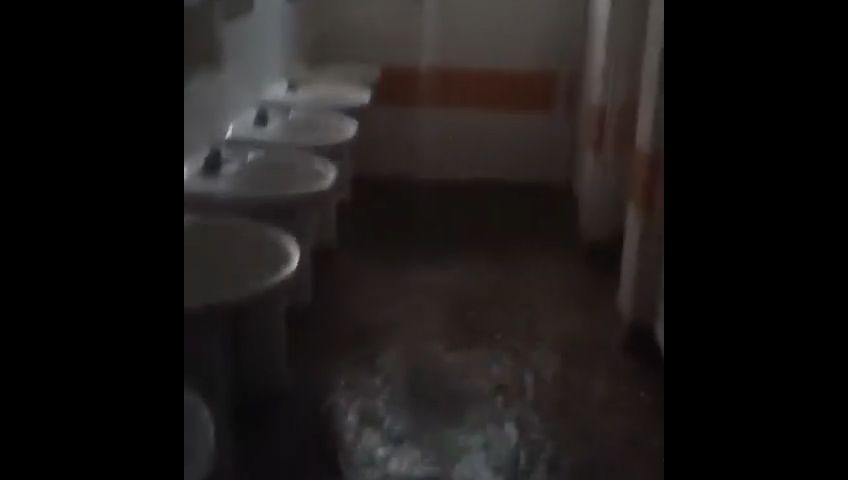 Imagen del estado de los baños de la piscina tras la tormenta registrada el pasado viernes en Astorga.| L.N.C. Imagen del estado de los baños de la piscina tras la tormenta registrada el pasado viernes en Astorga.| L.N.C.