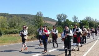 La romería de Nuestra Señora de Boínas volvió a reivindicar las costumbres, la convivencia y la cultura popular. ESTEFANÍA NIÑO (2)