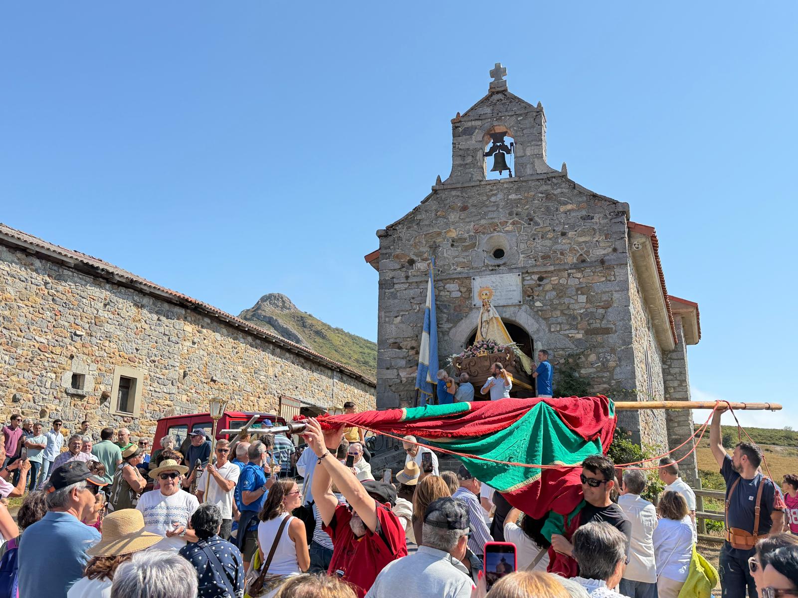 Miles de devotos se dieron cita un año más en Maraña, a los pies del puerto de Tarna, para honrar a la Virgen de Riosol. | SAÚL R.ARÉN