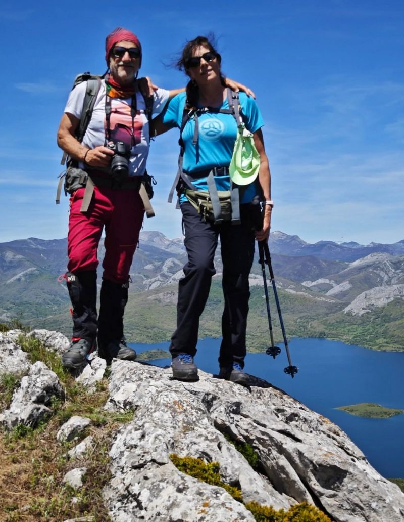 El fallecido Herminio Valbuena González junto a Charo Revuelta en una ruta de montaña El fallecido Herminio Valbuena González junto a Charo Revuelta en una ruta de montaña