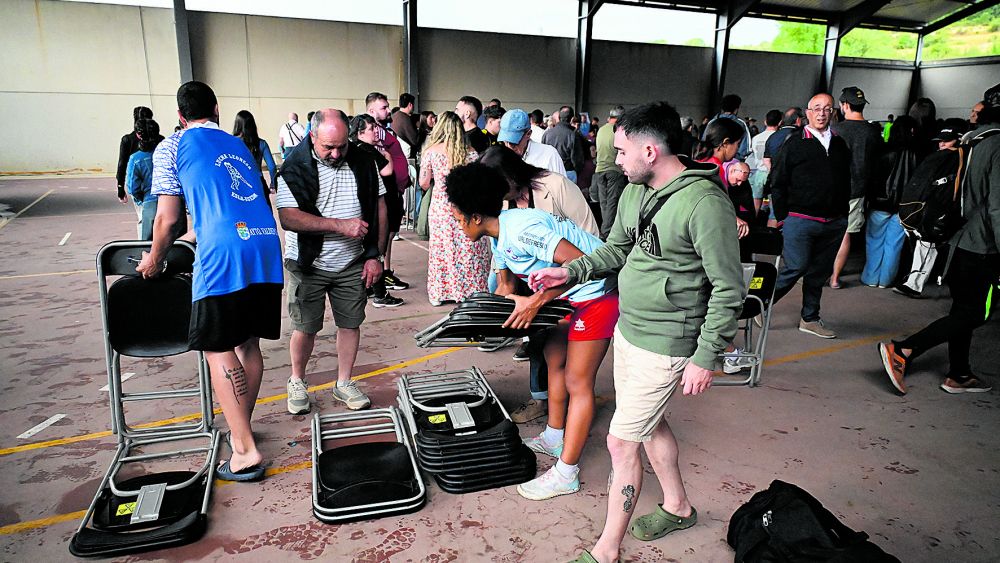 Ante la tormenta decidieron trasladar el corro a un pabellón cercano y que todos colaboraran en el montaje / SAÚL ARÉN