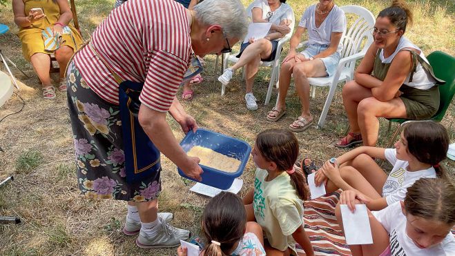Mar Trapiello muestra a los asistentes, sobre todo a los niños, cómo la masa del jabón se va solidificando y pronto lo podrán cortar y usar Mar Trapiello muestra a los asistentes, sobre todo a los niños, cómo la masa del jabón se va solidificando y pronto lo podrán cortar y usar