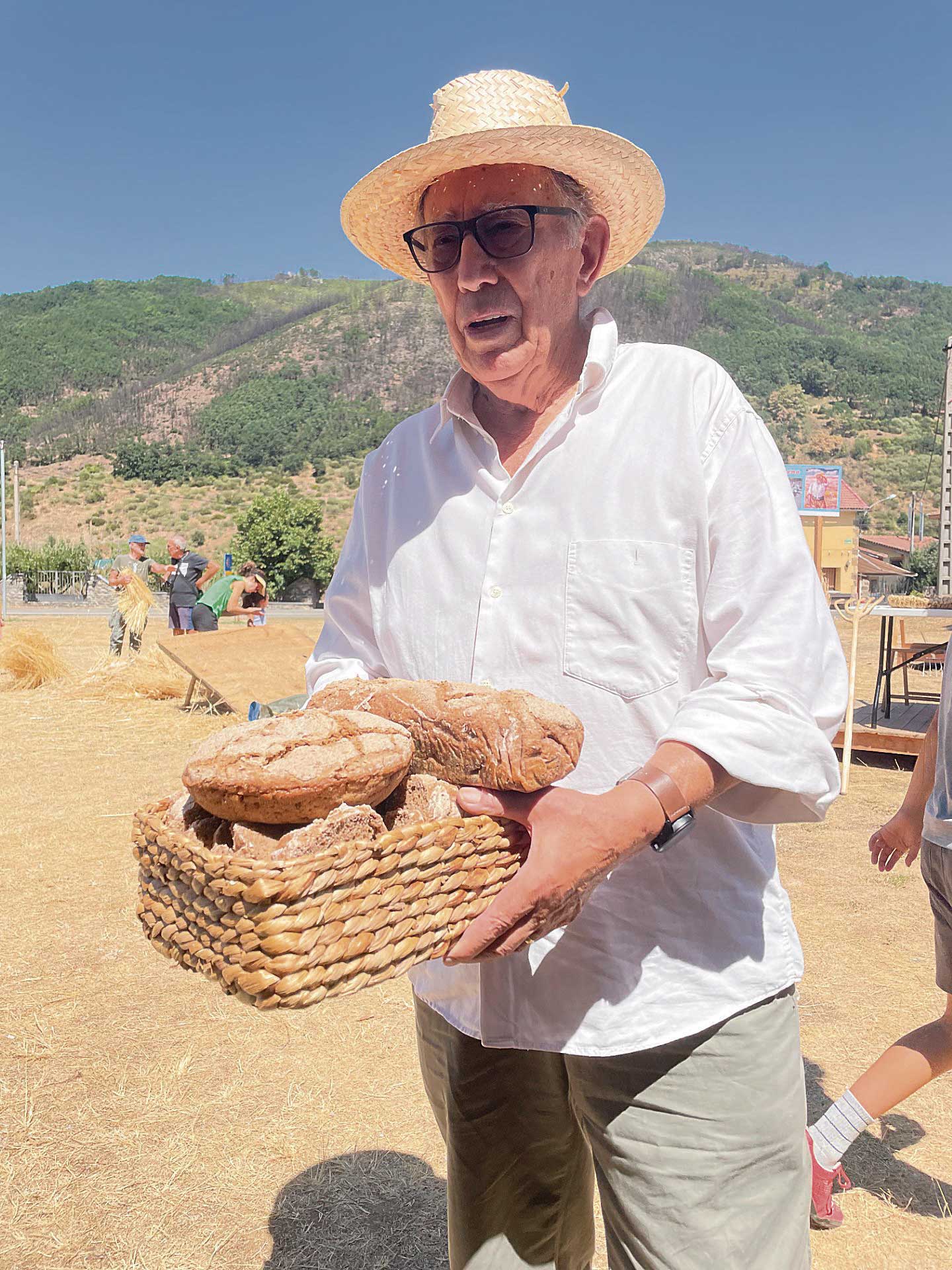 Miguel Ángel Díez (MAD) reparte el producto estrella pan de centeno Miguel Ángel Díez (MAD) reparte el producto estrella pan de centeno