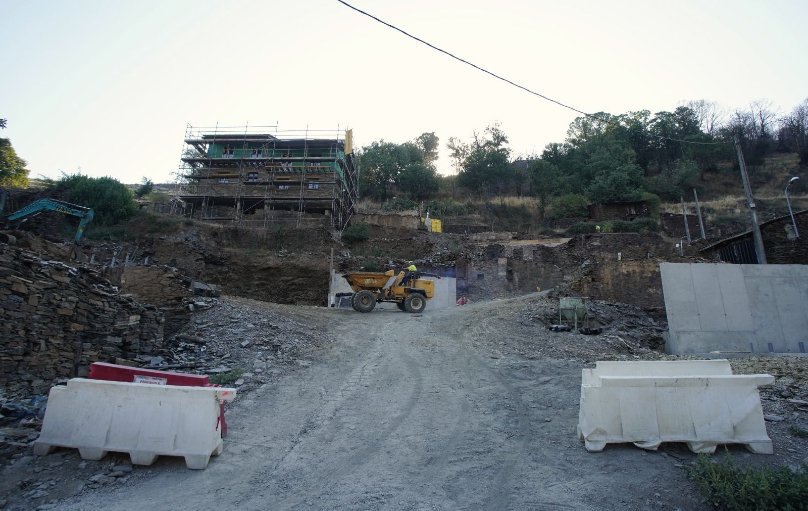 Lusio (León), un año después el primer del incendio que arrasó el pueblo 