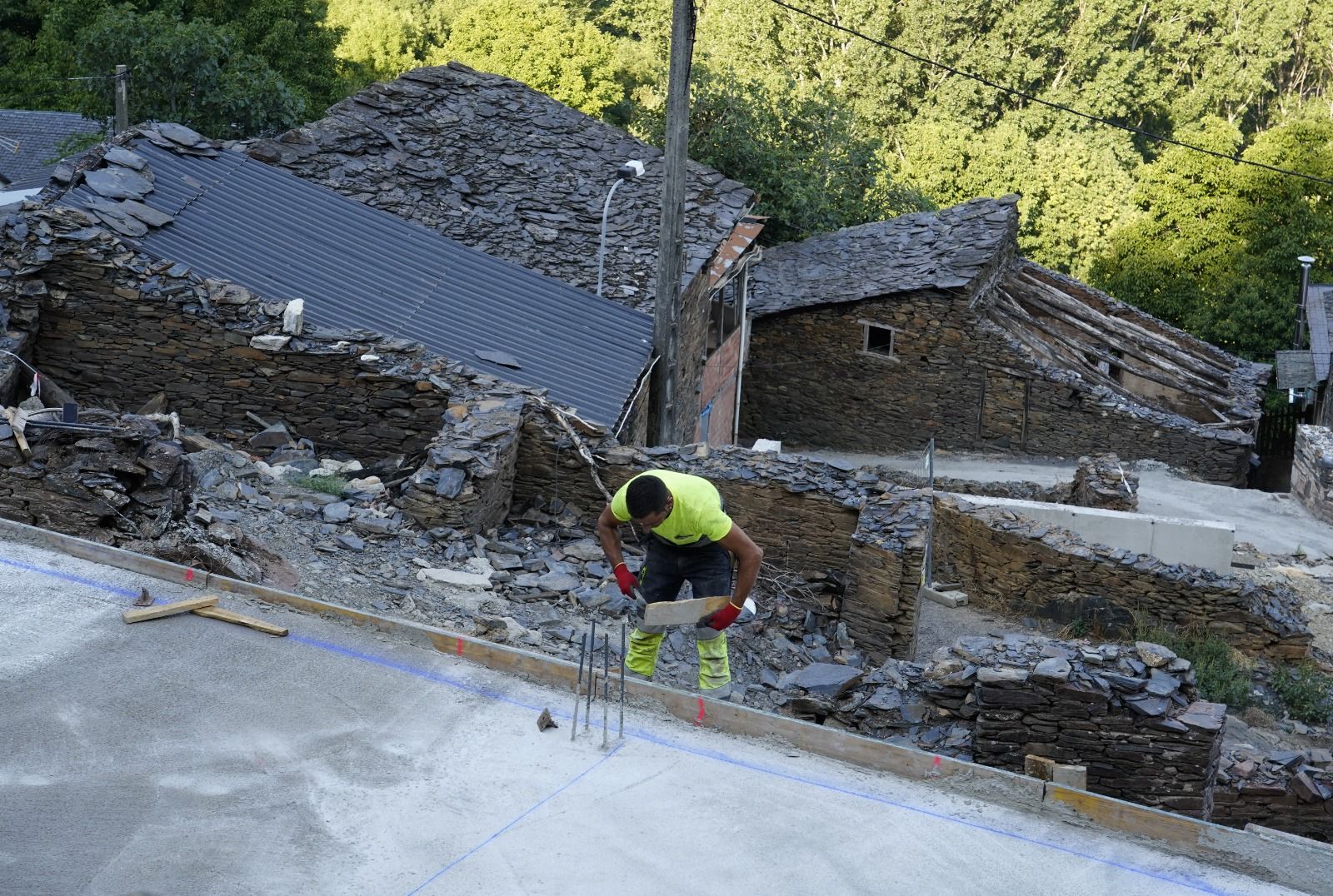  Lusio (León), un año después el primer del incendio que arrasó el pueblo 