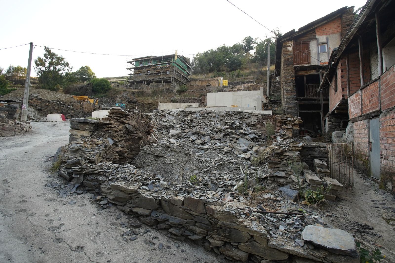  Lusio (León), un año después el primer del incendio que arrasó el pueblo 