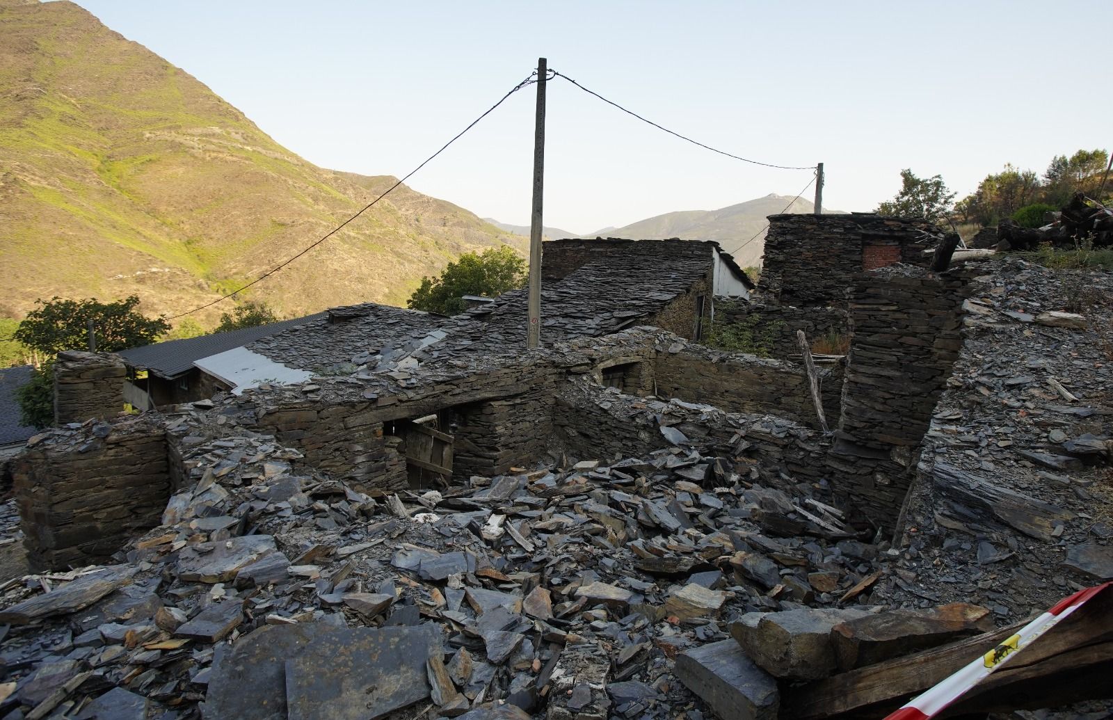  Lusio (León), un año después el primer del incendio que arrasó el pueblo 
