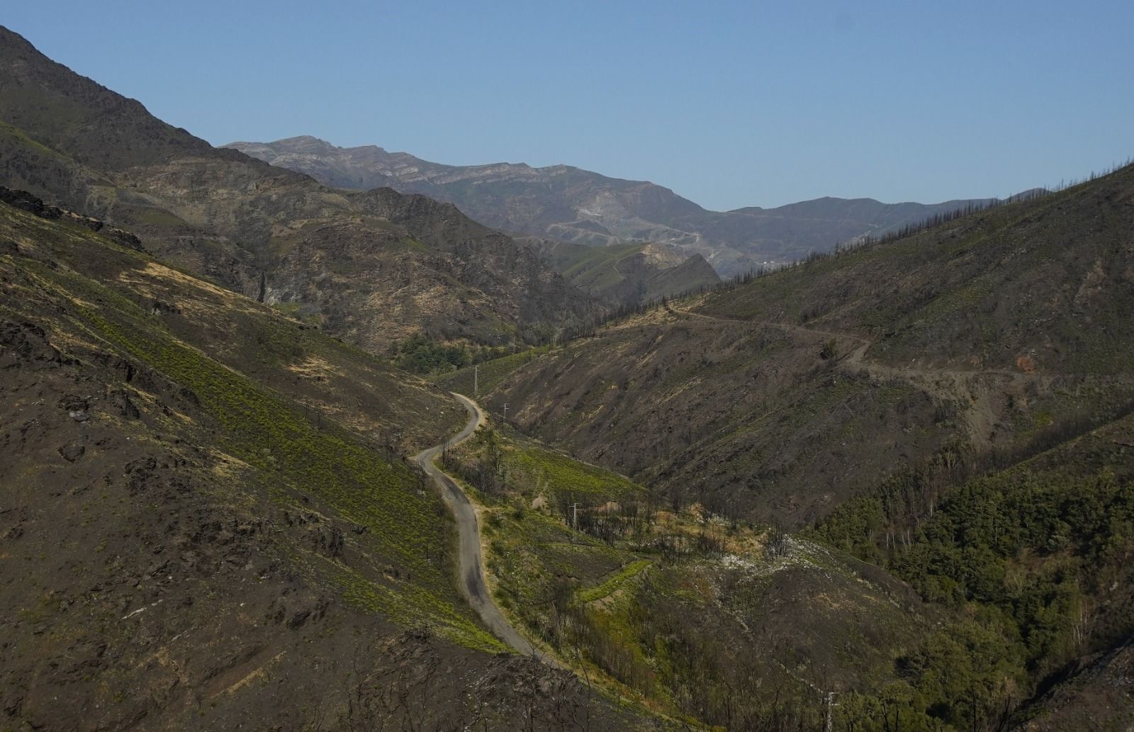 Lusio (León), un año después el primer del incendio que arrasó el pueblo 
