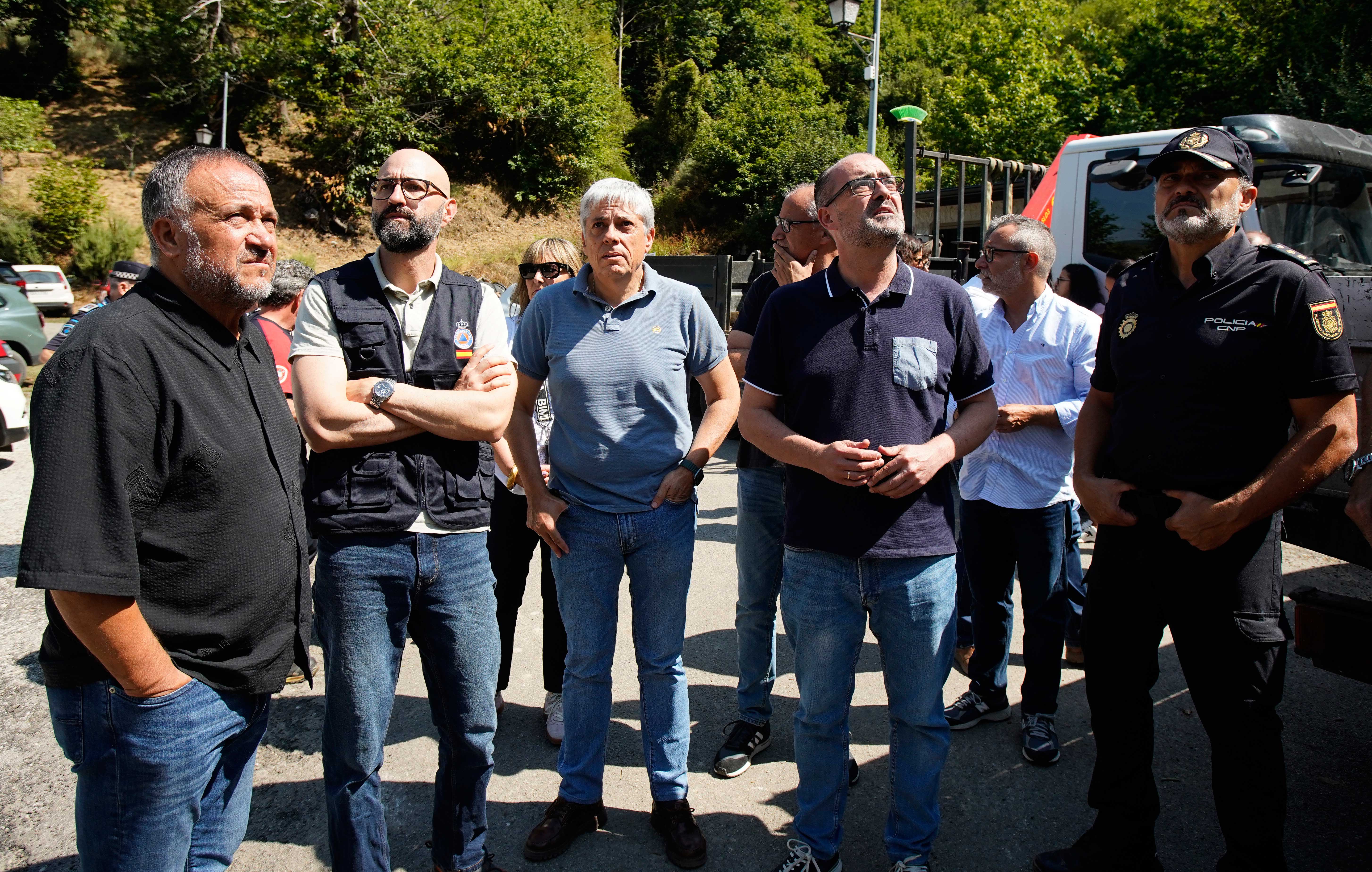 Representantes de la política leonesa en su visita a Manzanedo de Valdueza tras la riada. | CÉSAR SÁNCHEZ (Ical) Representantes de la política leonesa en su visita a Manzanedo de Valdueza tras la riada. | CÉSAR SÁNCHEZ (Ical)
