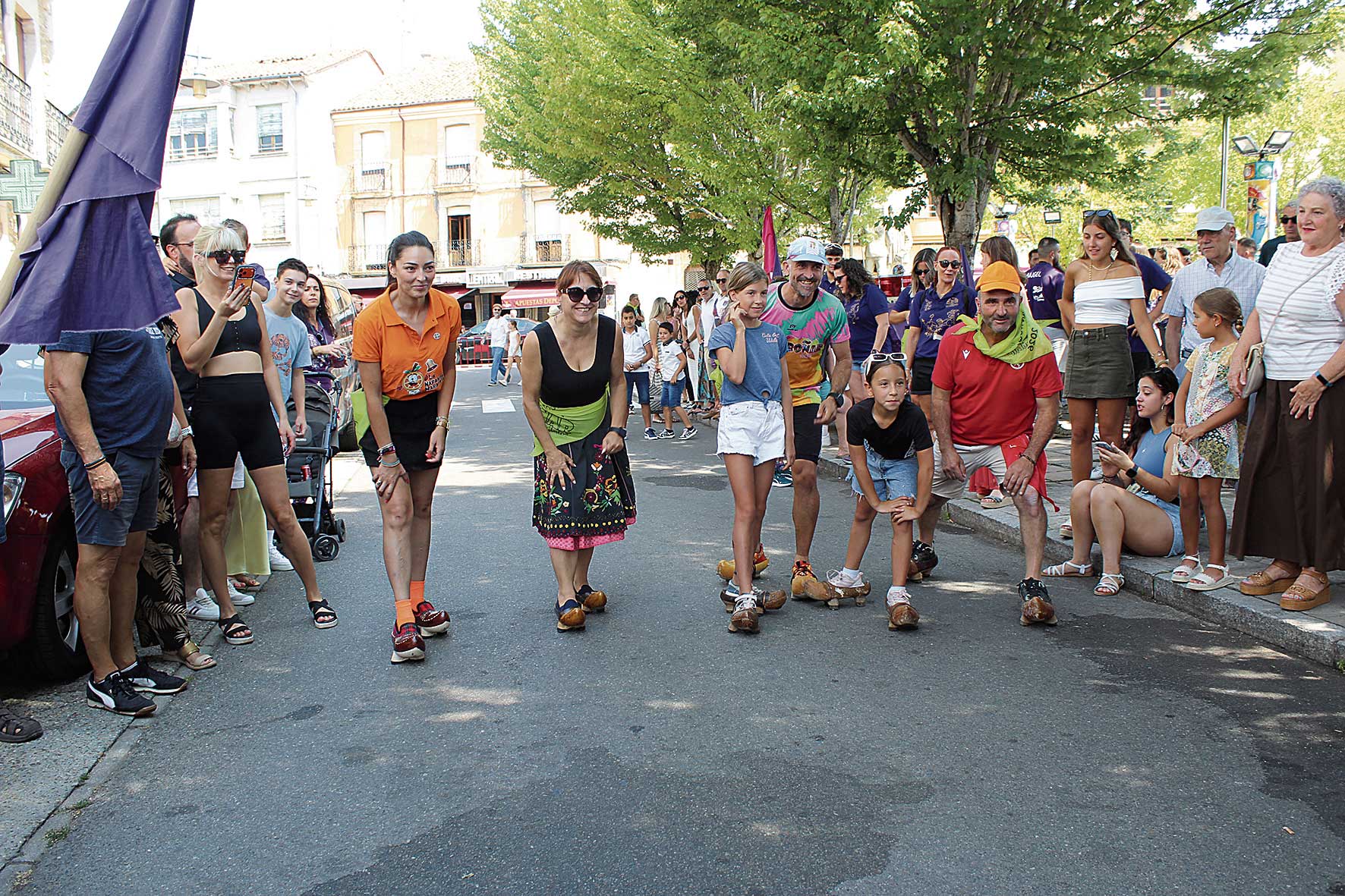 Imágenes de la carrera de madreñas en Boñar. | ALFREDO HURTADO