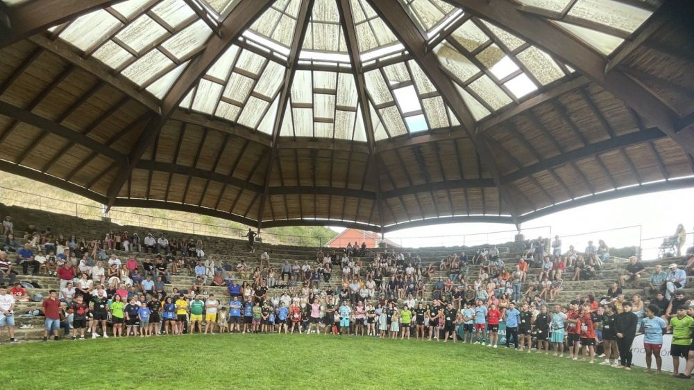 En los primeros compases del corro se guardó un minuto de silencio en memoria de José Antonio Cid, teniente de alcalde de Riaño fallecido hace unos meses / F. FERNÁNDEZ En los primeros compases del corro se guardó un minuto de silencio en memoria de José Antonio Cid, teniente de alcalde de Riaño fallecido hace unos meses / F. FERNÁNDEZ
