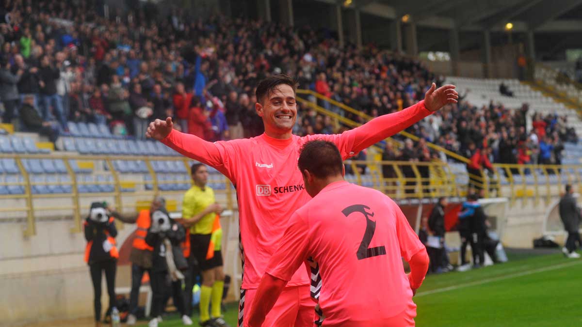 Ortí y Bastos celebran un gol en el último encuentro de la Cultural. | DANIEL MARTIN