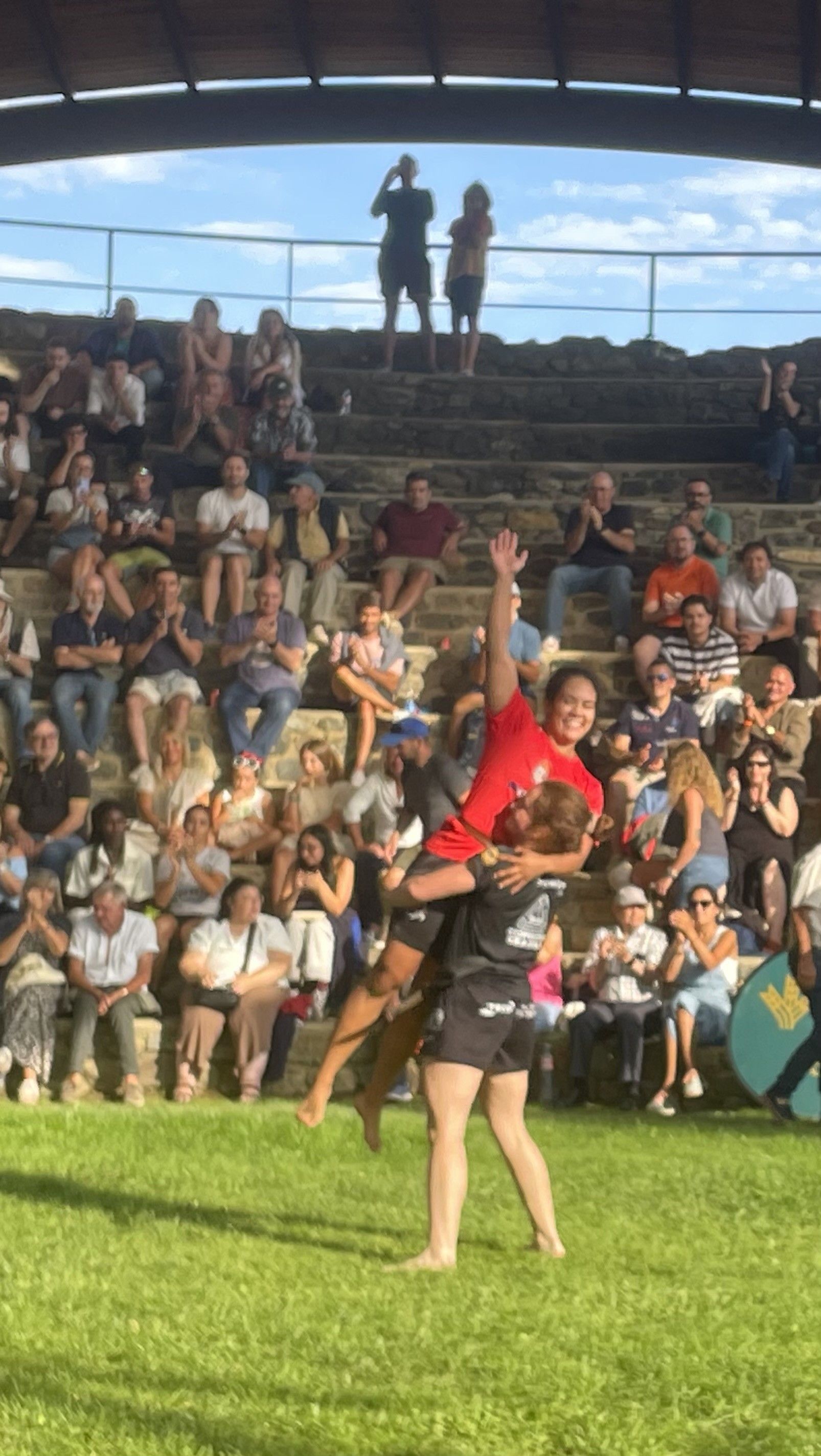 Una emocionada Paula Lanza es levantada como campeona en Riaño / F. FERNÁNDEZ 