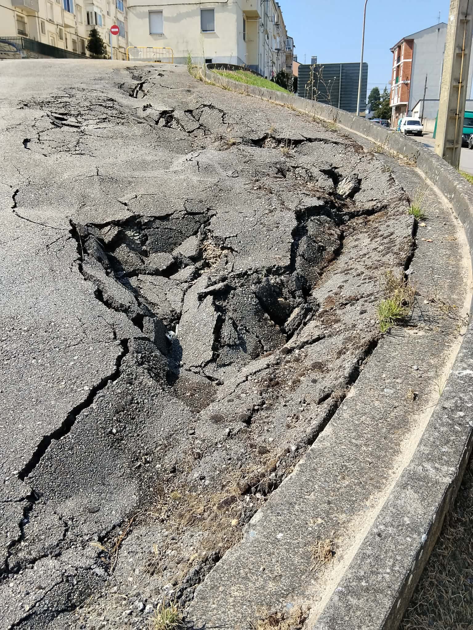 Estado de deterioro de la calle La Era de Bembibre.