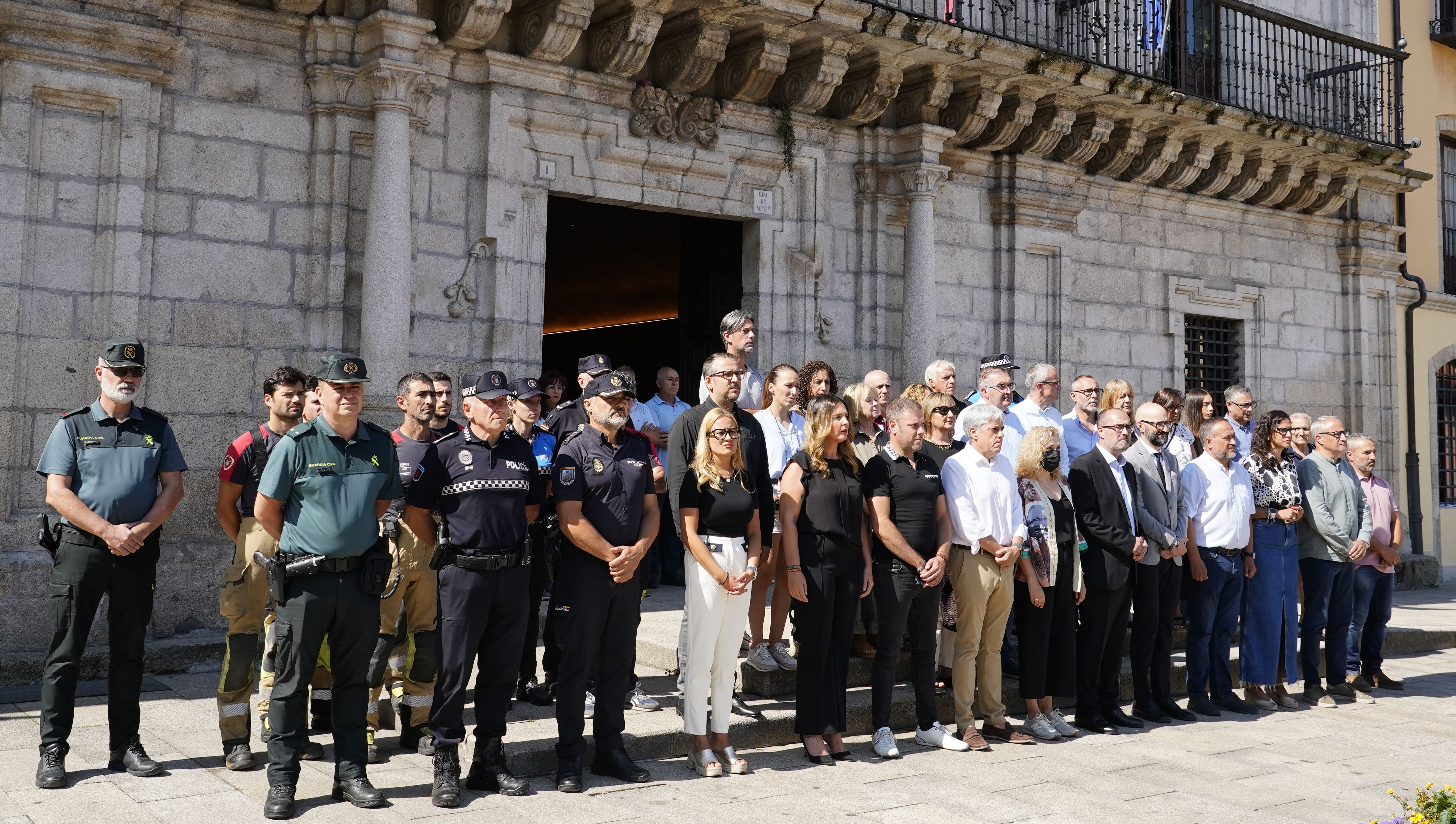Minuto de silencio delante del Ayuntamiento de Ponferrada. | CÉSAR SÁNCHEZ (ICAL) Minuto de silencio delante del Ayuntamiento de Ponferrada. | CÉSAR SÁNCHEZ (ICAL)
