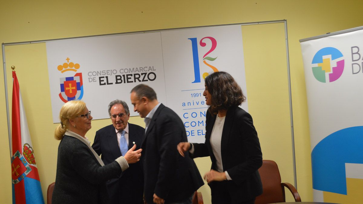 La representante de la familia de Ángel Moral, con Damial Tascón, Gerardo A. Courel y Ana Garnelo. :: D.M.