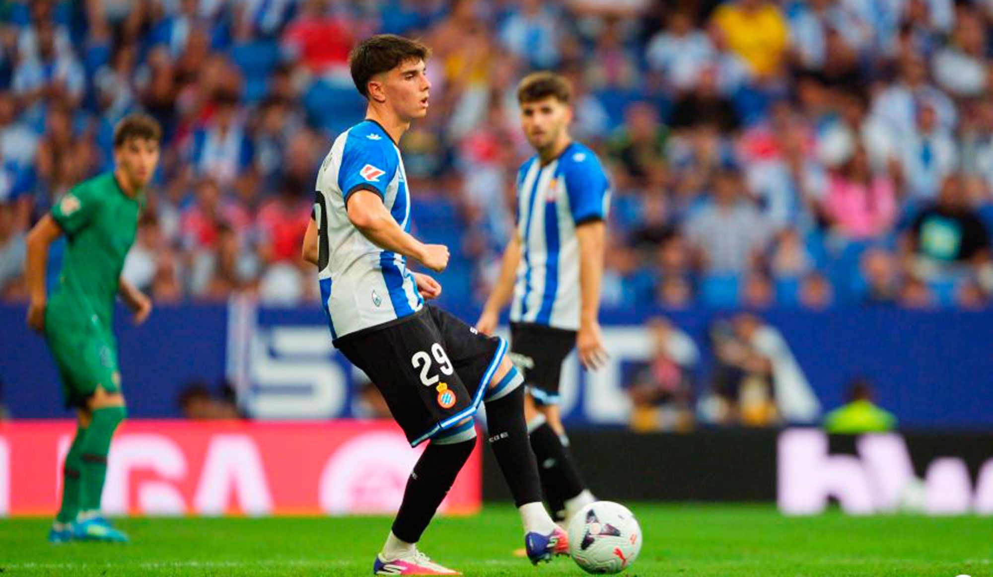 El exjugador de la Cultural, Hinojo, da un pase en el primer partido de liga del Espanyol. | LA LIGA