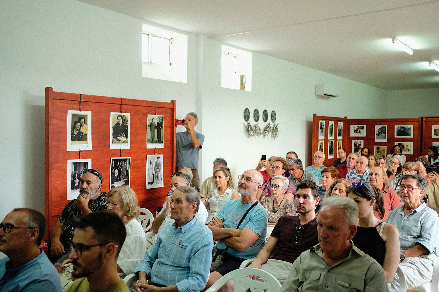 Una imagen del público asistente al Día de las Letras Cepedanas en la Casa del Concejo de Villamejil. | L.N.C.