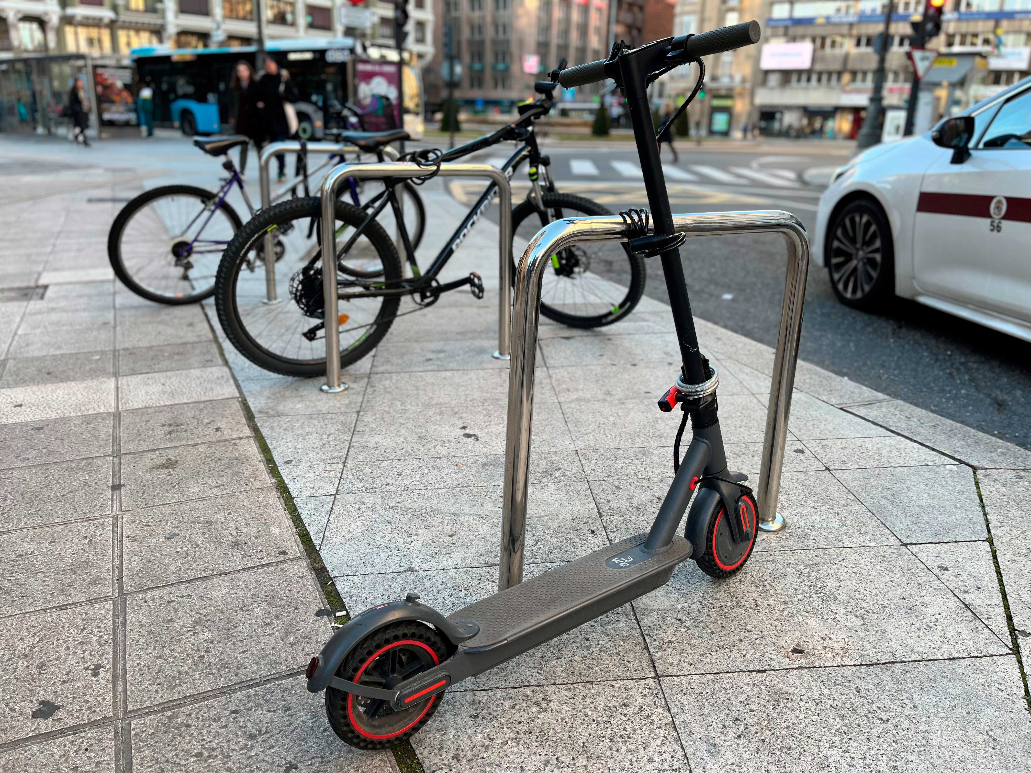 Un patinete en el centro de León. | L.N.C.