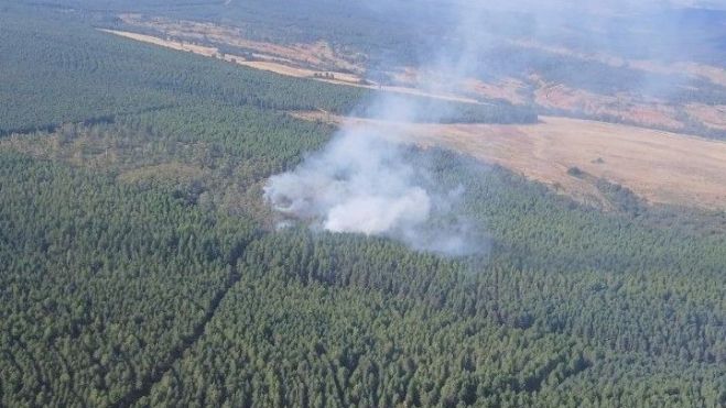 Imagen tomado desde el aire del incendio originado en La Ercina. | INFOCAL Imagen tomado desde el aire del incendio originado en La Ercina. | INFOCAL