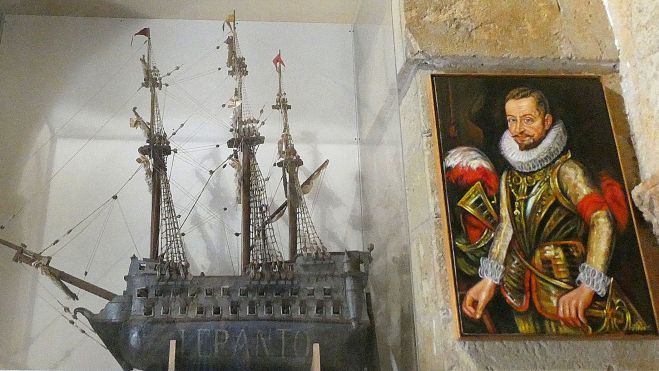 El cuadro, a la derecha del galeón, es obra de Luis Zotes. G.F.C El cuadro, a la derecha del galeón, es obra de Luis Zotes. G.F.C