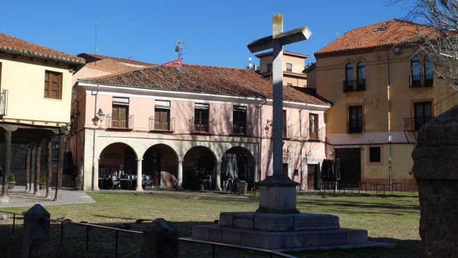 Aprovechando el solar de la vieja vivienda, Bernardino de Rebolledo, hijo de Jerónimo de Rebolledo, mandó construir en la plaza la casa central, hoy muy restaurada. G.F.C Aprovechando el solar de la vieja vivienda, Bernardino de Rebolledo, hijo de Jerónimo de Rebolledo, mandó construir en la plaza la casa central, hoy muy restaurada. G.F.C