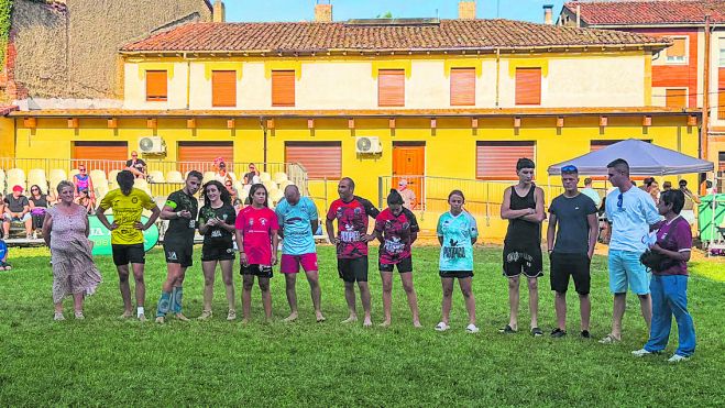 El corro comenzó con un minuto de silencio en memoria de Paco Alonso y su familia entregó los premios / SAÚL ARÉN El corro comenzó con un minuto de silencio en memoria de Paco Alonso y su familia entregó los premios / SAÚL ARÉN