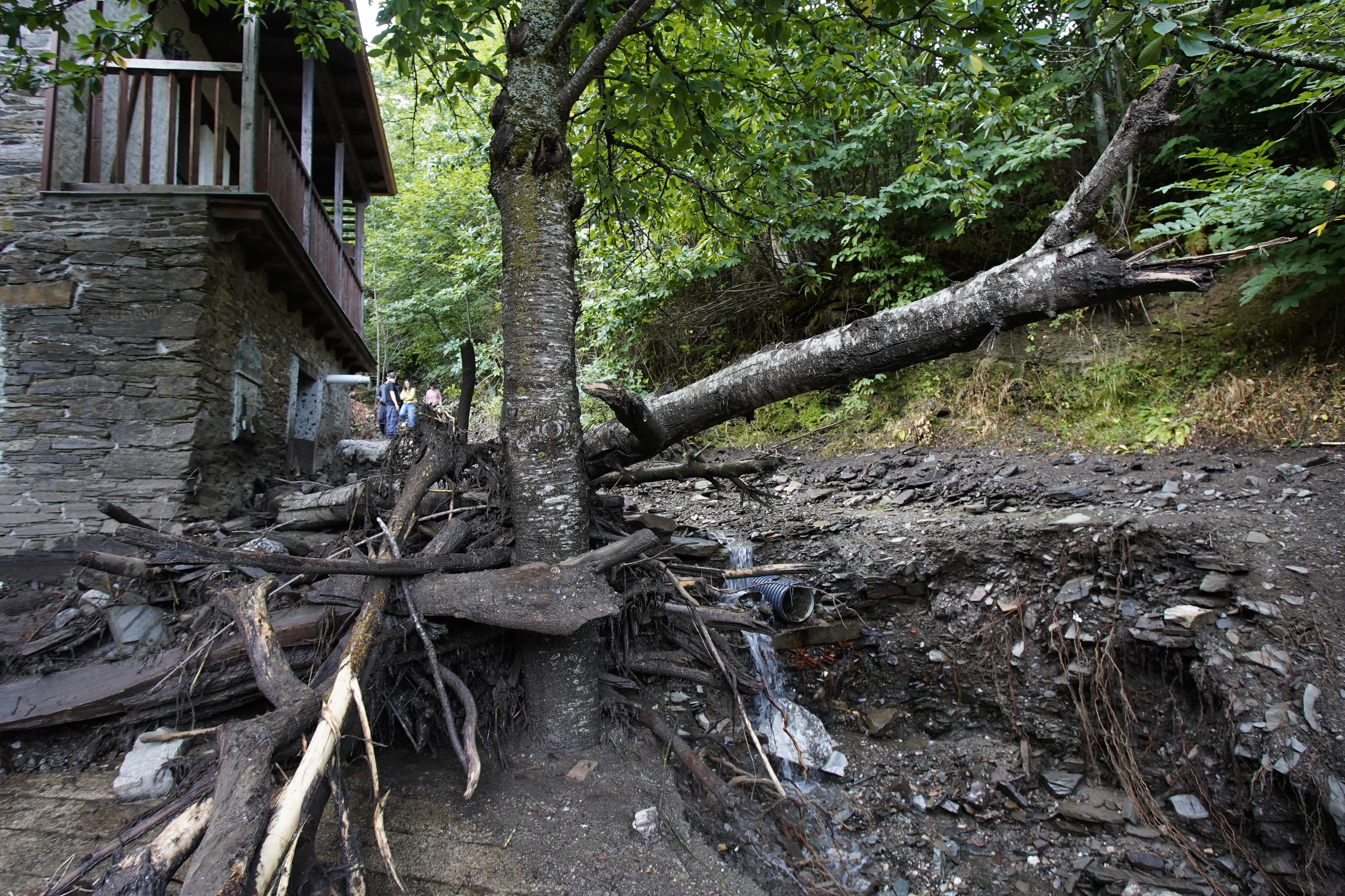 Varios pueblos de Ponferrada aún no se han recuperado a la tormenta del sábado. | CÉSAR SÁNCHEZ (ICAL) Varios pueblos de Ponferrada aún no se han recuperado a la tormenta del sábado. | CÉSAR SÁNCHEZ (ICAL)