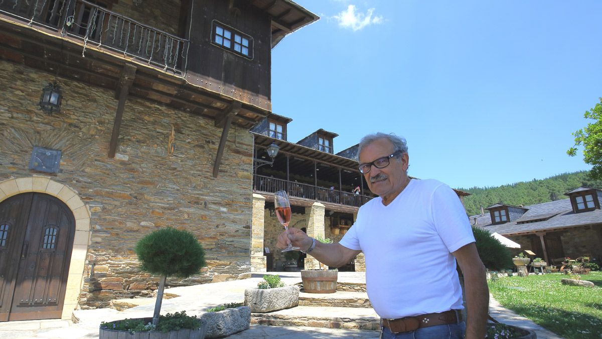 Prada con uno de sus vinos en el Palacio de Canedo. | ICAL Prada con uno de sus vinos en el Palacio de Canedo. | ICAL