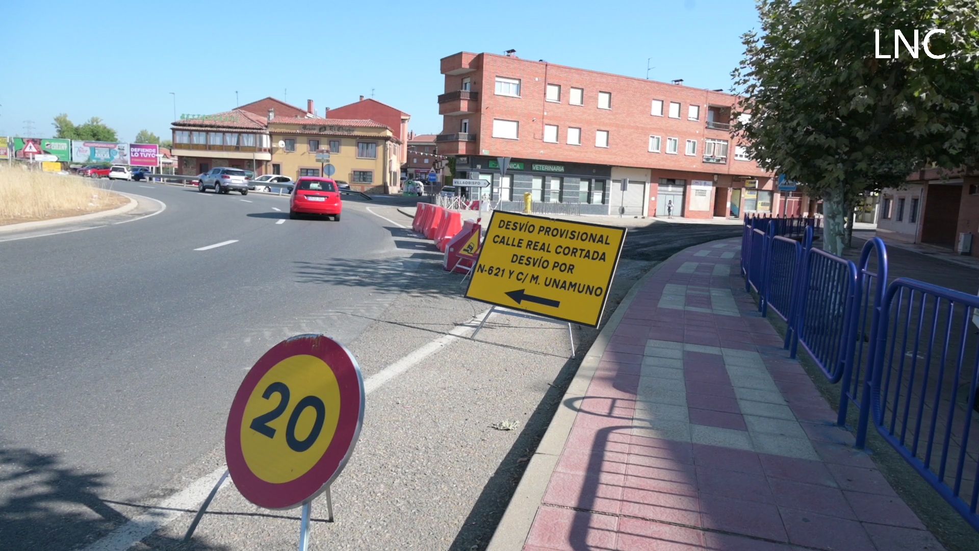 La calle Real de Villaobispo reabrirá a finales de agosto tras una obra marcada por los retrasos