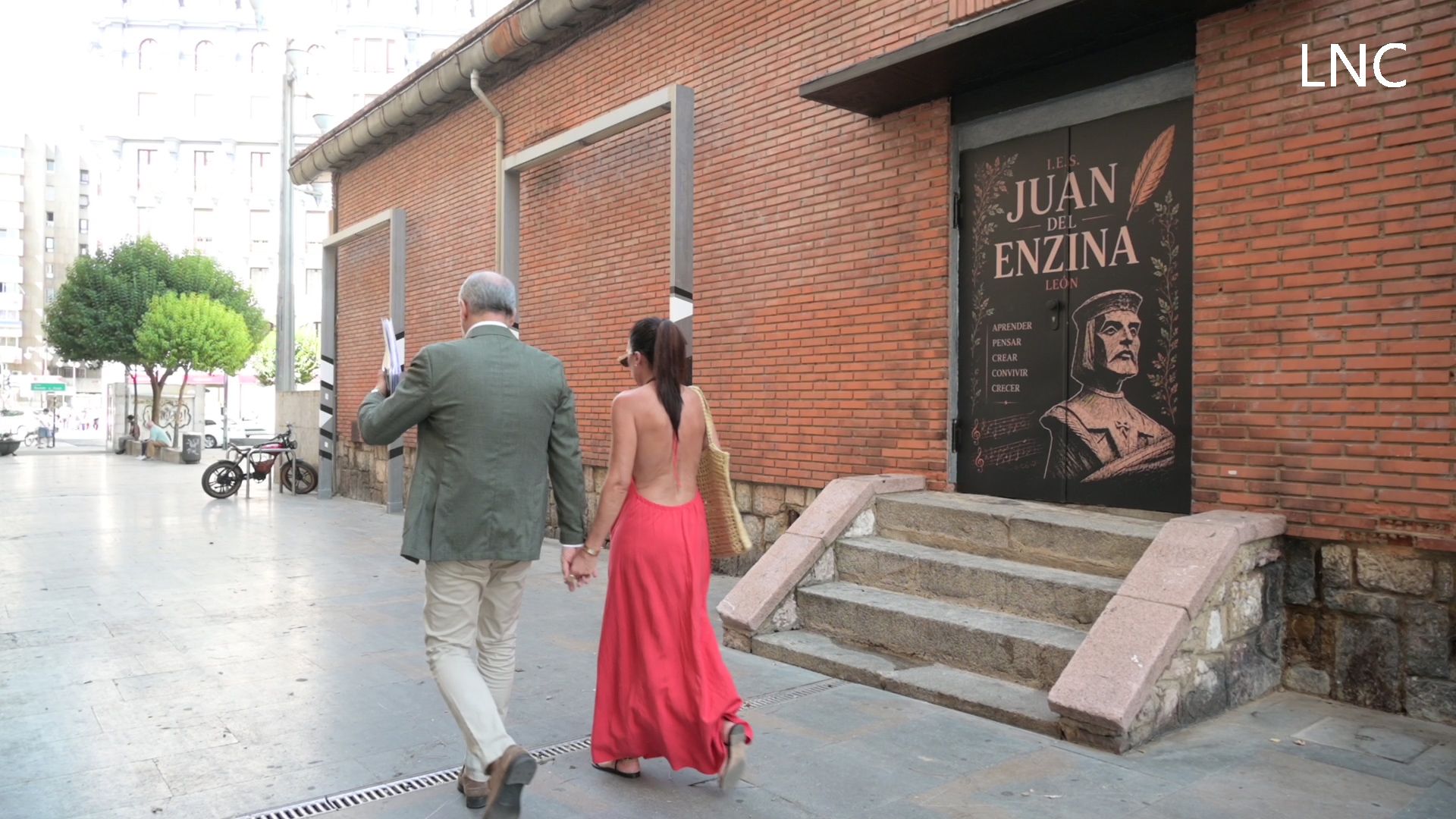 El instituto Juan del Enzina de León embellece la calle Alhóndiga