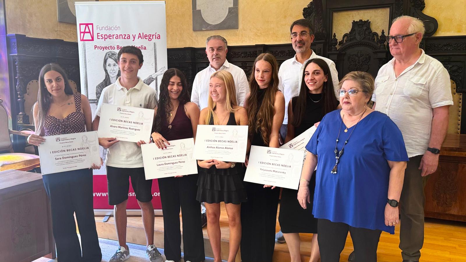 Foto de familia con los seis jóvenes durante la entrega de las becas. | L.N.C.
