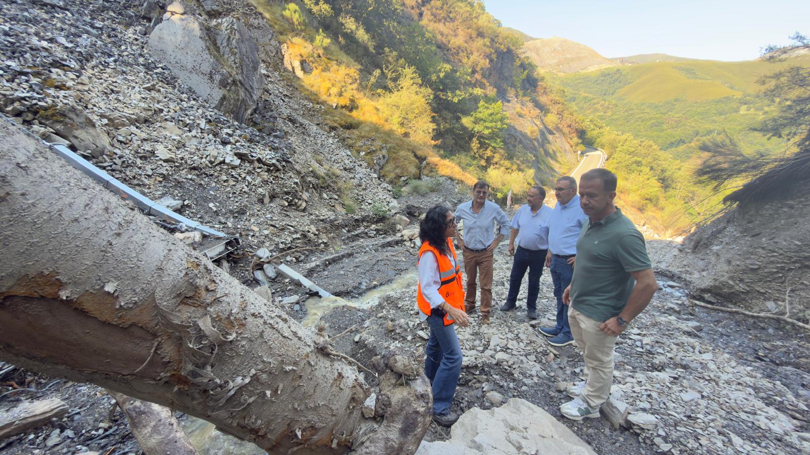 Visita de los dirigentes de la Diputación de León a la carretera de Peñalba de Santiago.