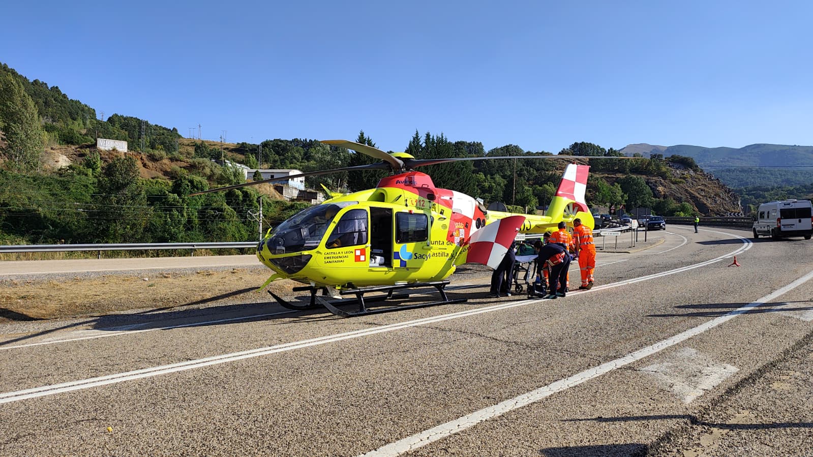 El helicóptero medicalizado de Sacyl transporta a uno de los heridos en el accidente de Pola de Gordón. | L.N.C.
