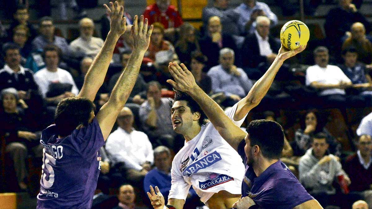 Vieyra intenta superar a la defensa del Guadalajara en el encuentro entre ambos equipos del año pasado. | DANIEL MARTIN