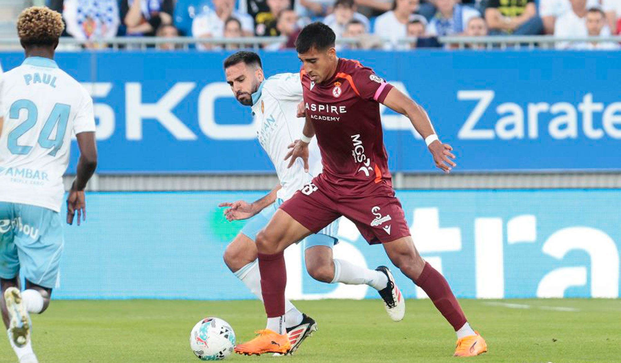 Insua intenta robar el balón a Ojeda durante el Zaragoza - Cultural de la pasada temporada. | LALIGA