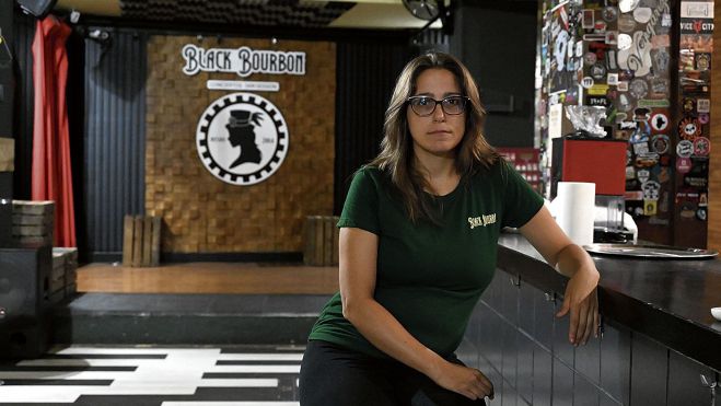 La gerente de la sala Black Bourbon ubicada en la calle Puerta del Sol, Patry ‘Floranes’. SAÚL ARÉN La gerente de la sala Black Bourbon ubicada en la calle Puerta del Sol, Patry ‘Floranes’. SAÚL ARÉN