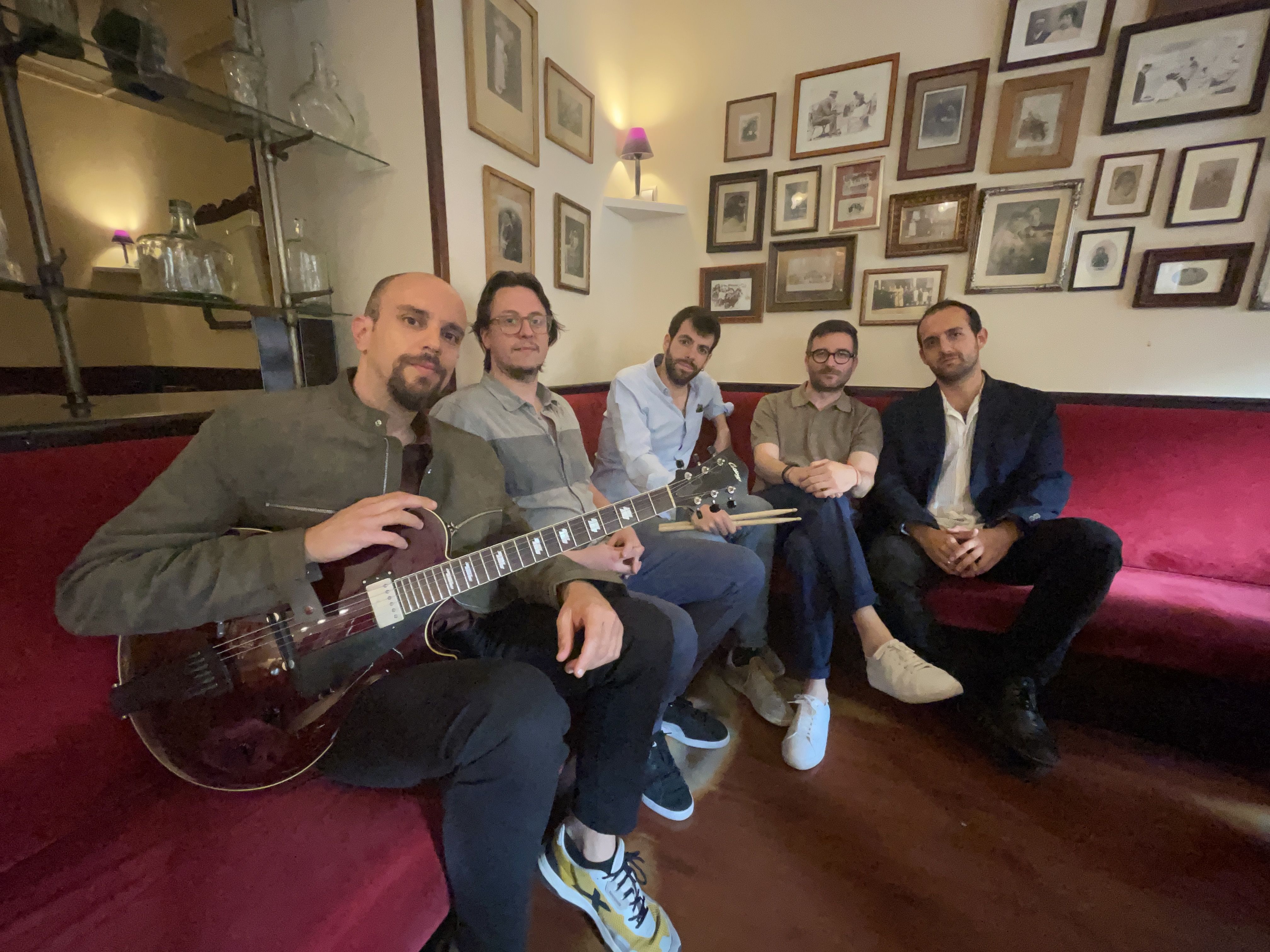 El quinteto del guitarrista Víctor Antón, con un homenaje al jazz y el swing de Barney Kessel.