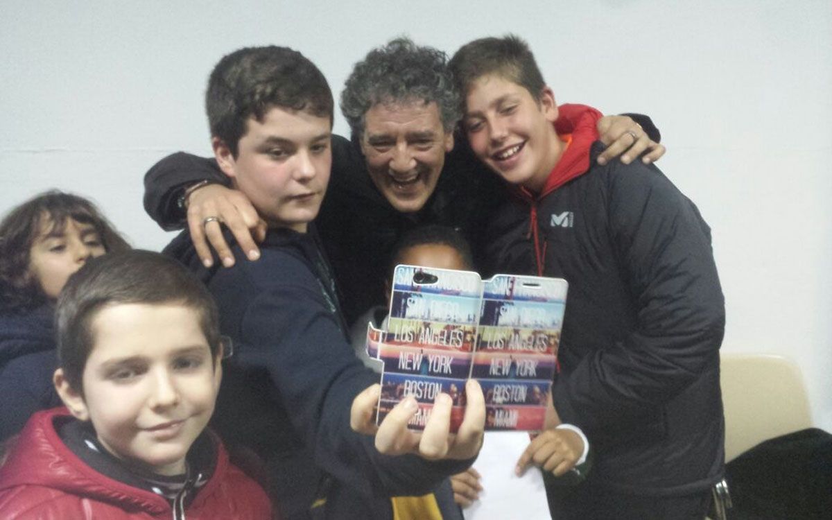 El árbitro Rafa Guerrero se hizo fotos con muchos de los alumnos del Virgen Blanca, emocionados con la visita.