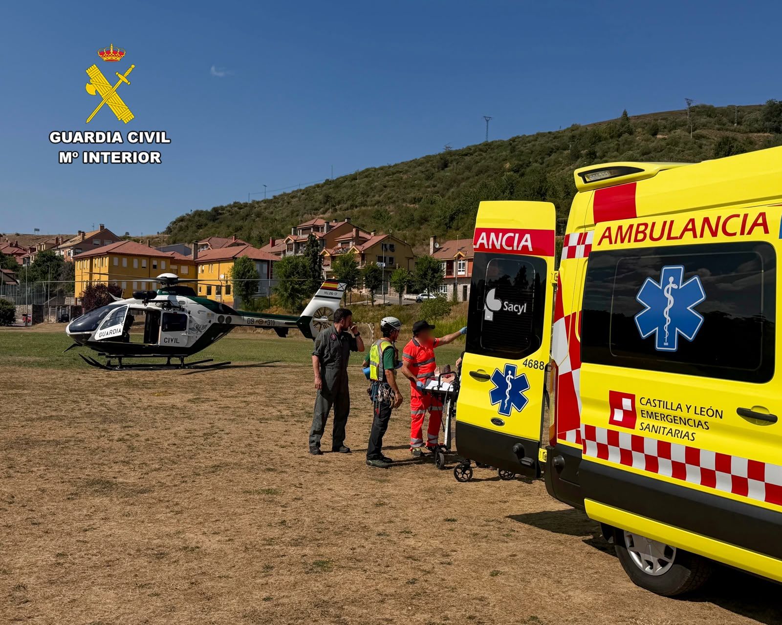 Un instante del rescate de una mujer en Oseja de Sajambre. | L.N.C. Un instante del rescate de una mujer en Oseja de Sajambre. | L.N.C.